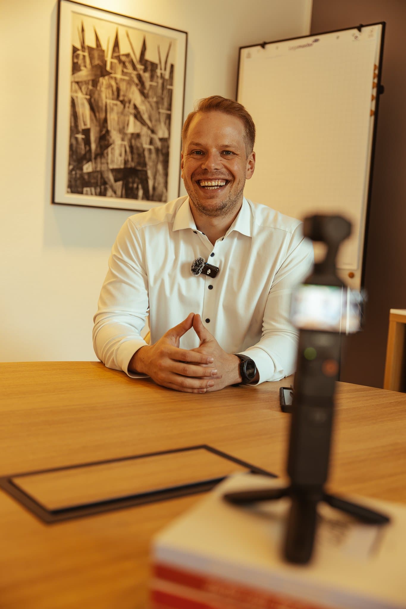 Jan Keiter im Gespräch an einem Tisch