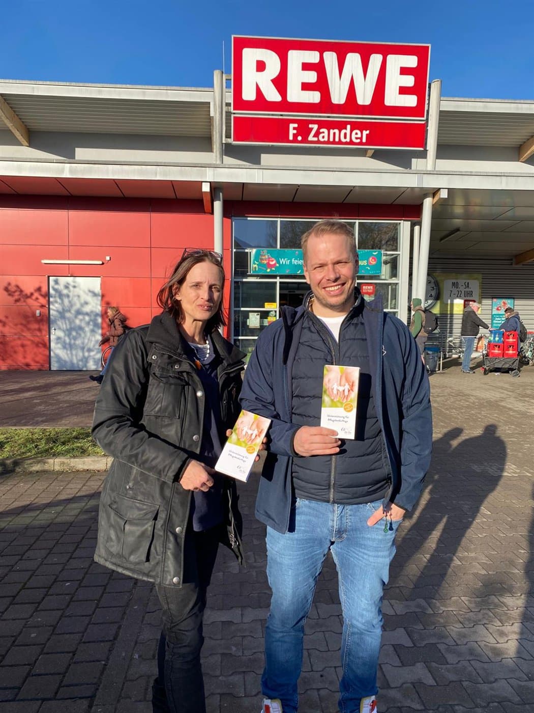 Kundengespräch vor einem Ladengeschäft