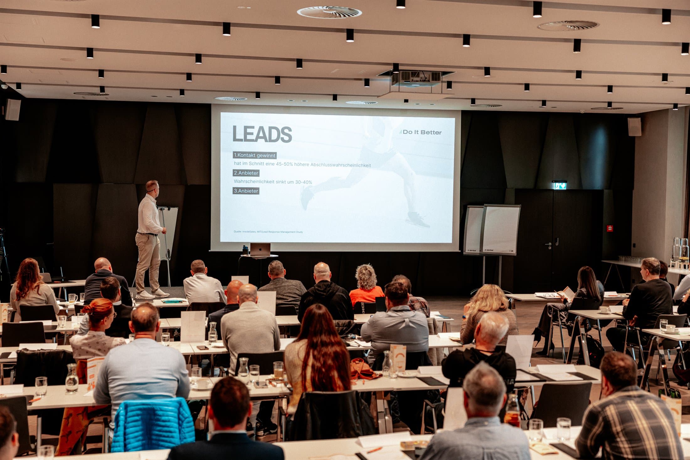 Voll besetzter Seminarraum während eines Do-It-Better-Workshops