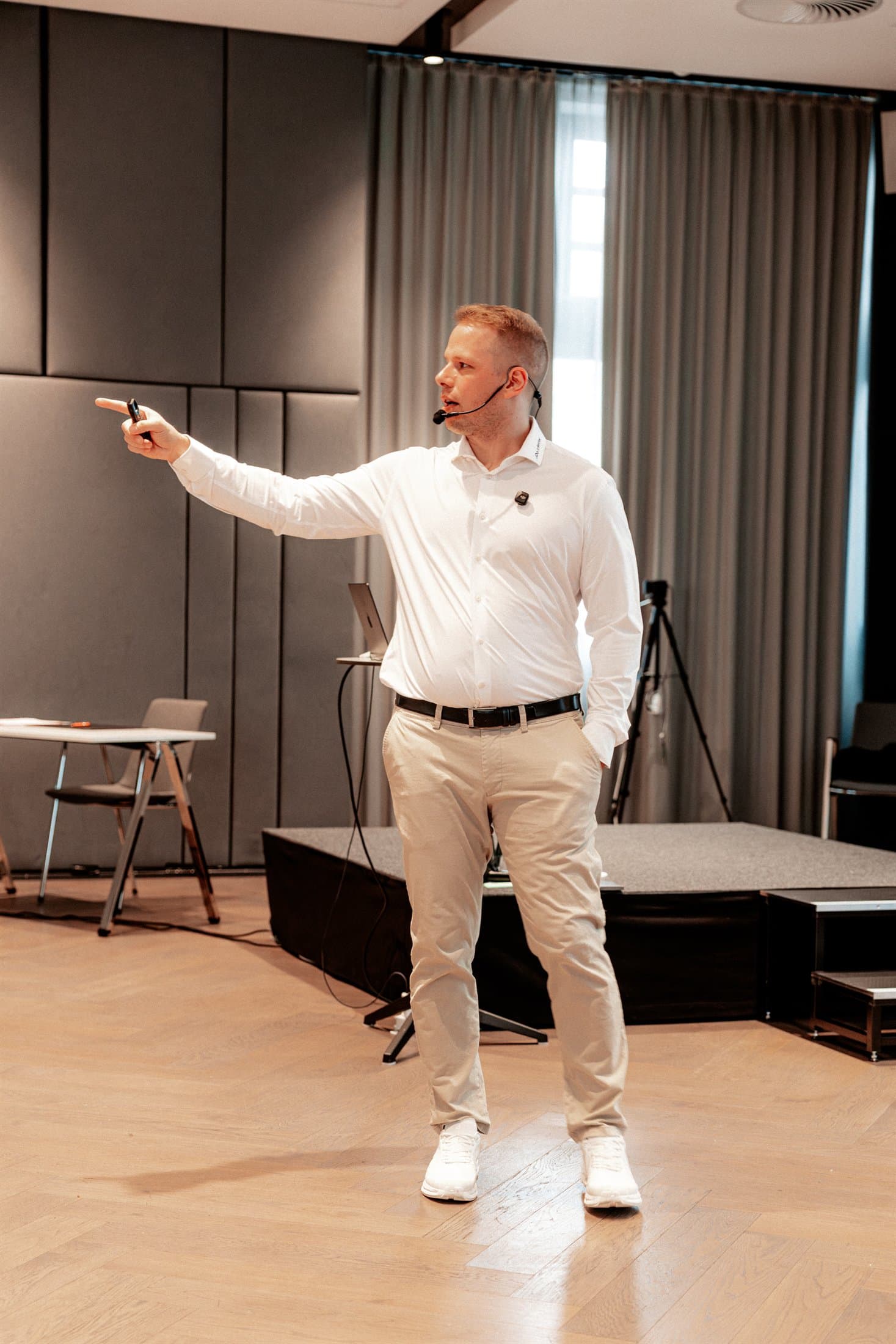 Trainer im Vortrag vor der Gruppe