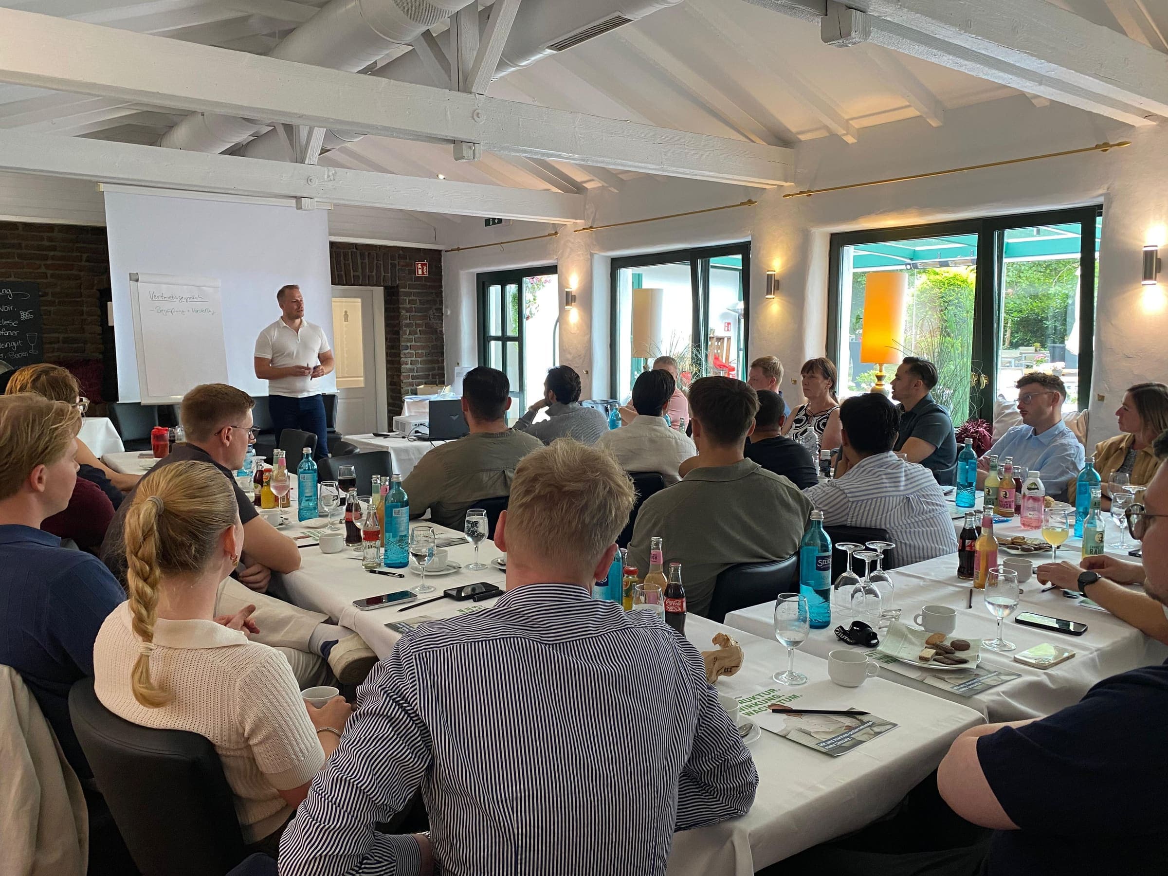 Führungskräfte-Workshop im voll besetzten Seminarraum