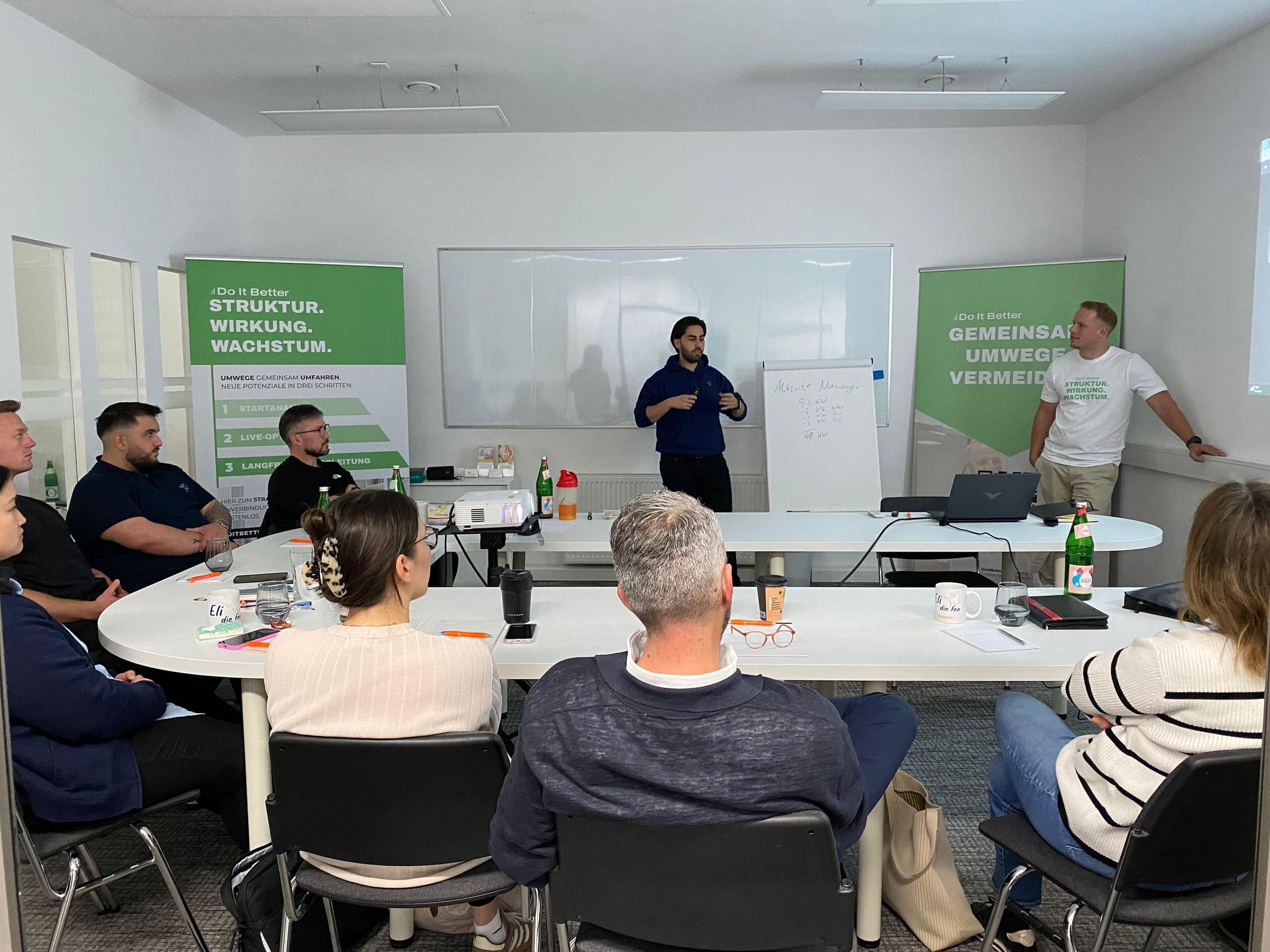 Unternehmer-Workshop in kleiner Runde zwischen Do-It-Better-Bannern
