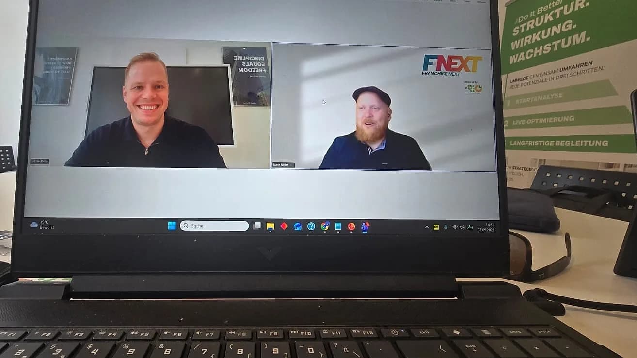 Laptop mit Webinaransicht, links Jan Keiter, rechts Christian Köttler von Cox Orange vor dem Logo der Franchise NEXT