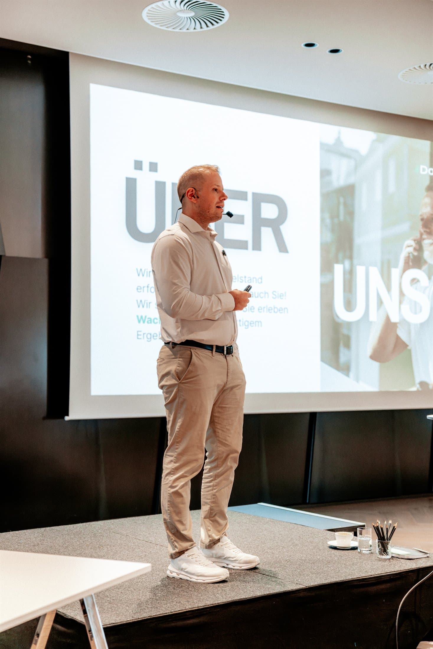 Vortrag vor der Leinwand mit der Überschrift Über uns
