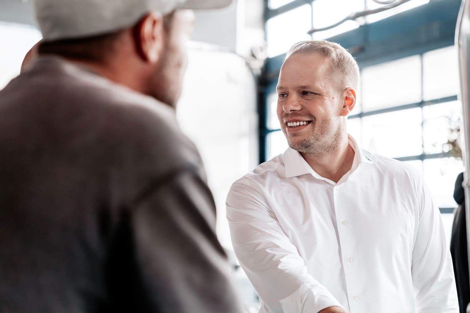 Verkaufsgespräch unter vier Augen während des Workshops